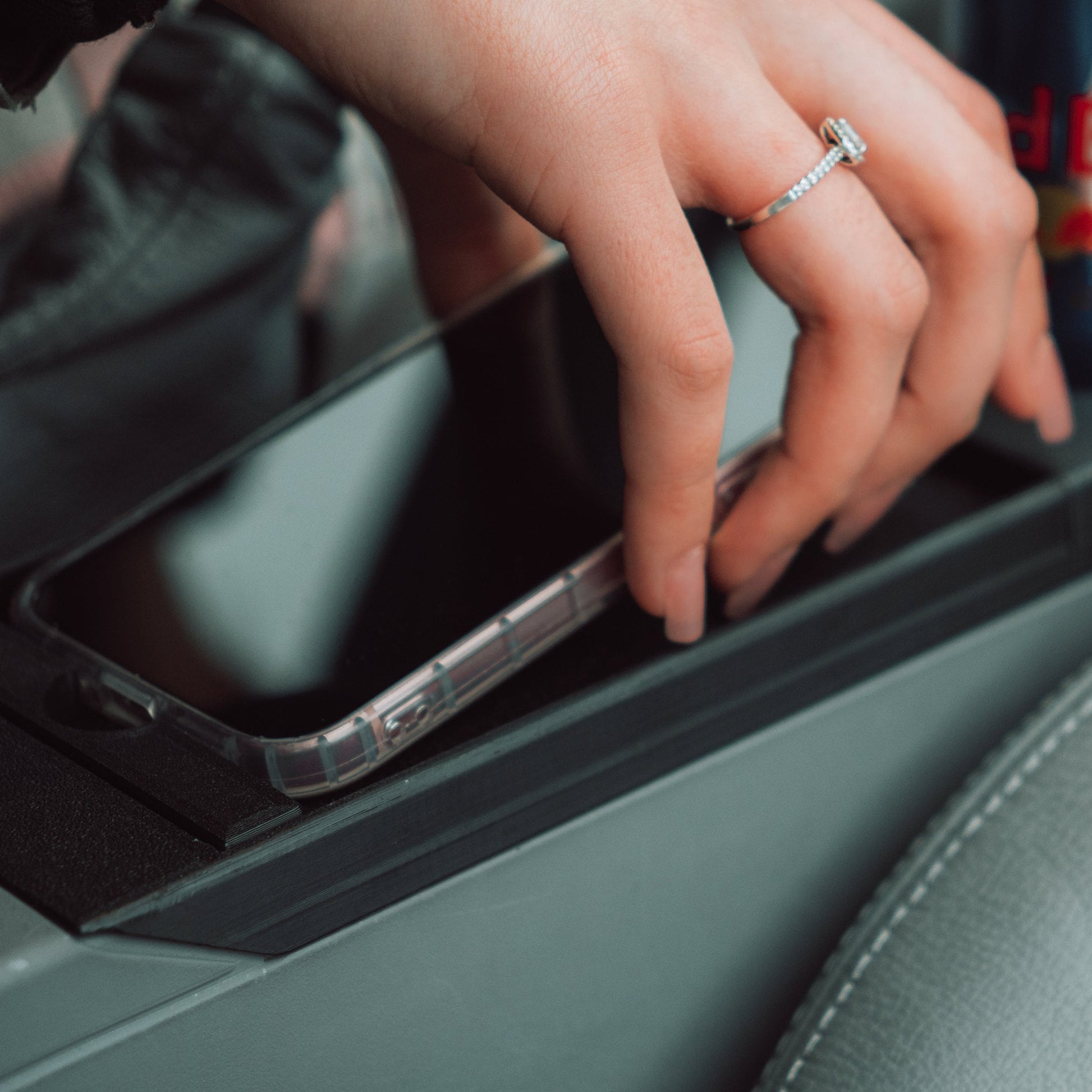 Kabelloses Ladegerät mit integriertem Getränkehalter für BMW 3er (E46) - Exact Designs