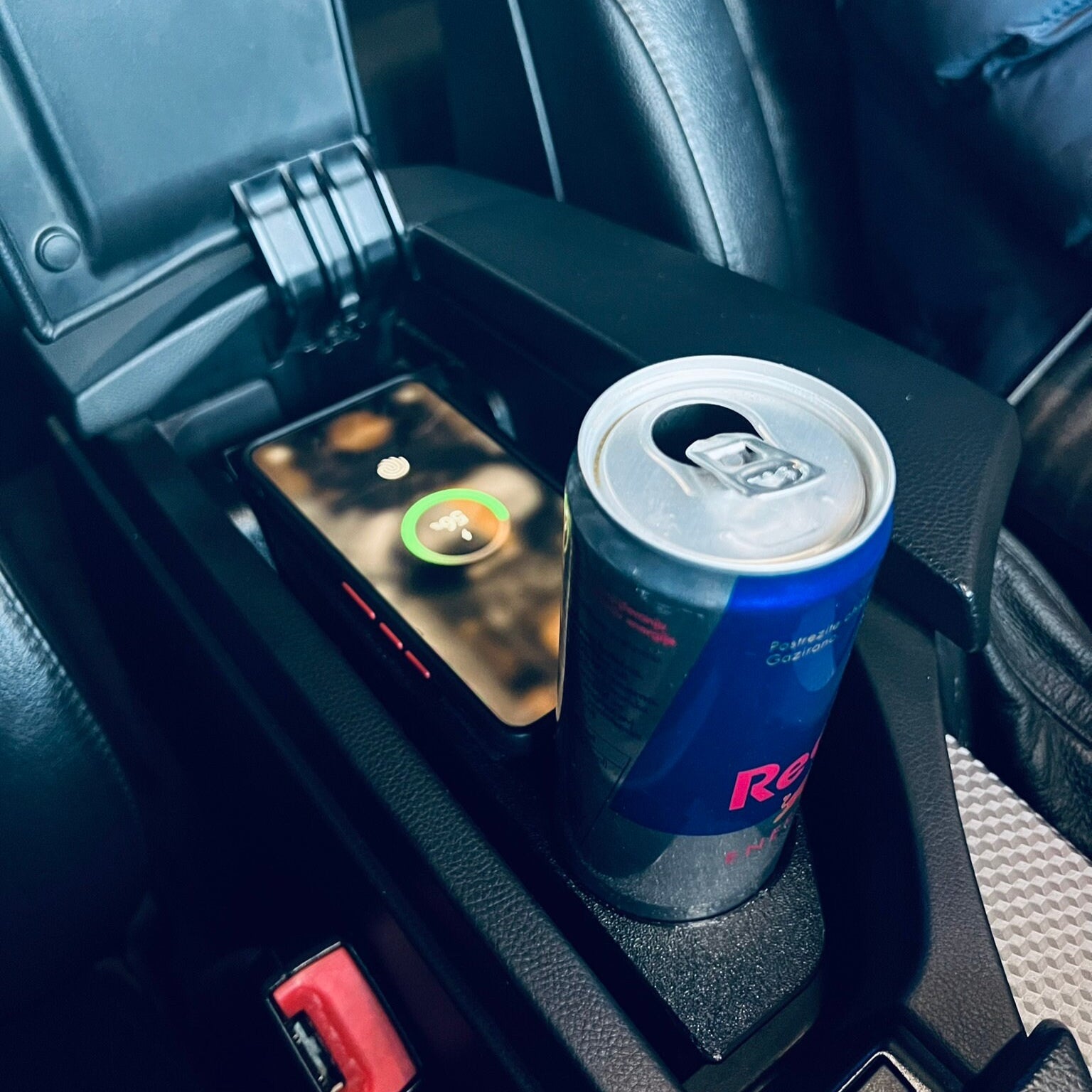 Kabelloses Ladegerät mit integriertem Getränkehalter für BMW 5er Serie (E60/E61) - Exact Designs